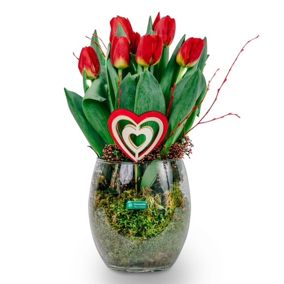 Arrangement with tulips in a glass vaze